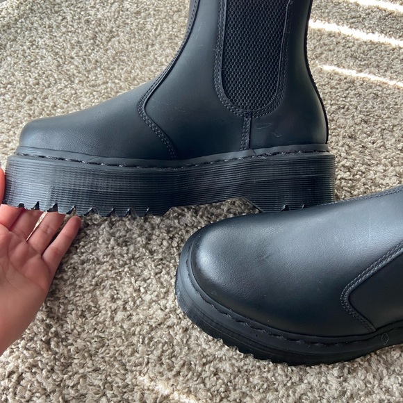 Dr. Martens Shoes - V 2976 Quad Dr. Martens size 6